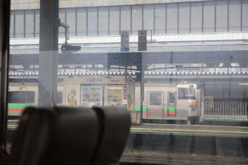 721系電車の車窓から、岩見沢駅構内
