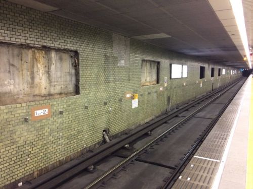 【中央線】本町駅、50年ぶりの壁面リニューアル工事進捗状況