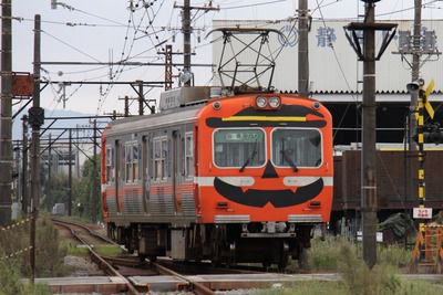 岳南電車・7000系~7003号はオレンジの顔にハロウィン! 7001号ははせっかくのオリジナル京王風の顔をムダにしやがって・・・!