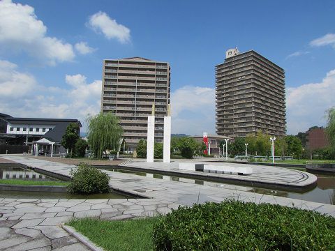 高層マンションがにょきりと建つ、加茂駅前。 【2017年08月 京都府木津川市】
