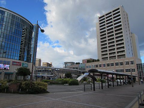 早朝のJR「西宮」駅前。こちらも高層マンションがお出迎え? 【2017年08月 兵庫県西宮市】