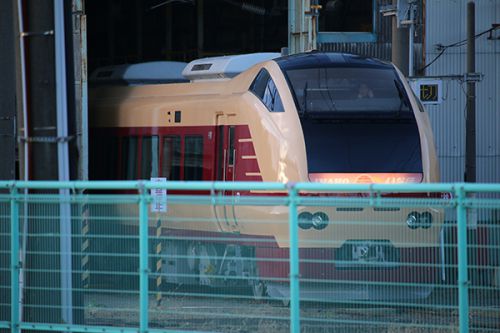 国鉄色になったE653系が通電中@秋田総合車両センター