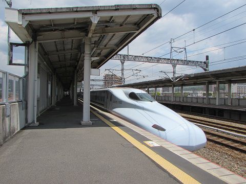 東広島駅にて。キャパを持て余し気味?の「こだま」に乗車。 【2018年05月 広島県東広島市】