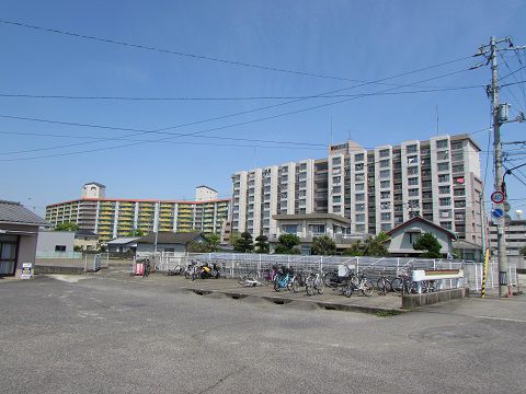 集合住宅が「屏風」のように建ち並ぶ、中田駅前。 【2016年05月 徳島県小松島市】