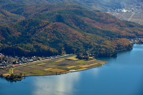 大糸線の木崎湖を行くE257系特急「あずさ3号」(稲尾~信濃木崎)