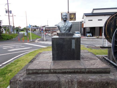 鹿児島本線生みの親(串木野駅舎前) 長谷場 純孝