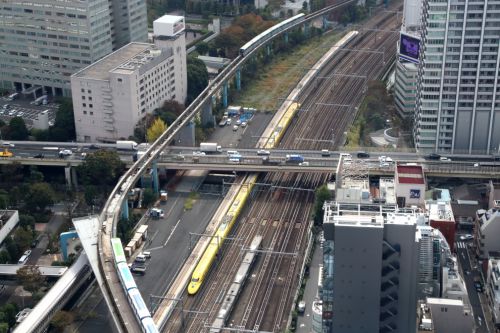 黄色と白の新幹線がすれ違いモノレールも行き交う浜松町 - ドクターイエロー・2018年秋 -