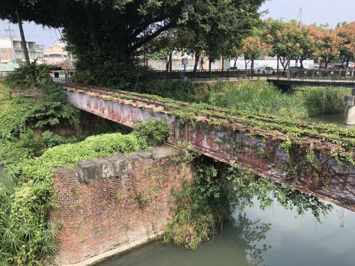 屏東市 台糖舊鐵橋 街中をサトウキビ列車が走っていた往時を偲ぶ思い出橋と五分車