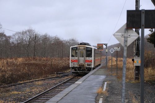 根室本線、糸魚沢駅から出発する普通列車