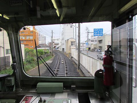 伊予鉄道・郡中港駅を出発する電車。 【2016年05月 愛媛県伊予市】