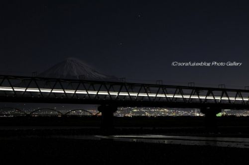 新幹線 夜の街を行く2