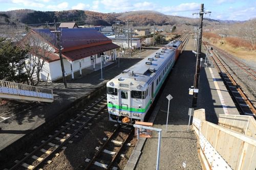 厚内駅と普通列車。