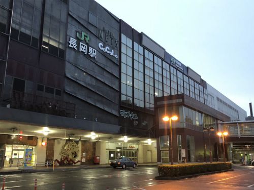長岡駅 そば処長岡庵 立ち食いカウンターで布海苔をつなぎに使った蕎麦 ふのりそば 味わう