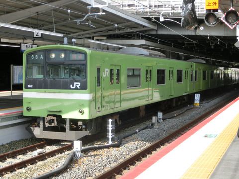 新大阪駅の在来線改札口に おおさか東線の発車標が設置される(2018年12月24日)