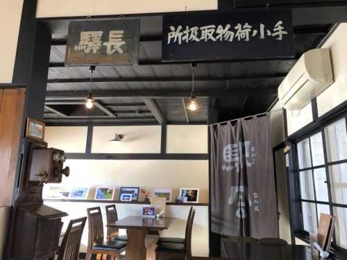 赤い屋根の喫茶店 駅舎 津軽鉄道 芦野公園駅旧駅舎を修復 改装 太宰治「津軽」にも登場