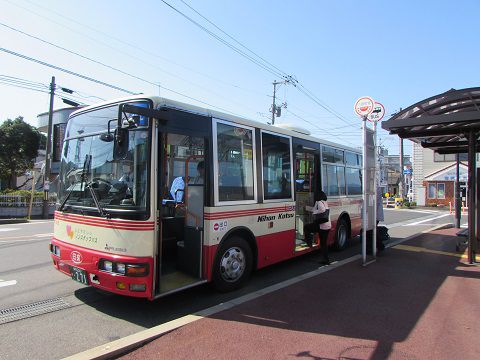 郡家駅前から「ニュータウン」を通り、鳥取駅前向かうバス。 【2018年05月 鳥取県八頭町】