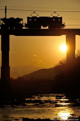 輝く水面と鉱石列車