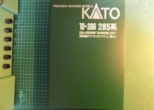 KATOの10-386 285系0番台「サンライズエクスプレス」7両セット(JR西日本仕様)を見る。