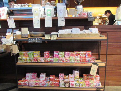 色とりどりの「お土産珈琲」が並ぶ、岡山駅前の某有名カフェ。 【2018年05月 岡山県岡山市】