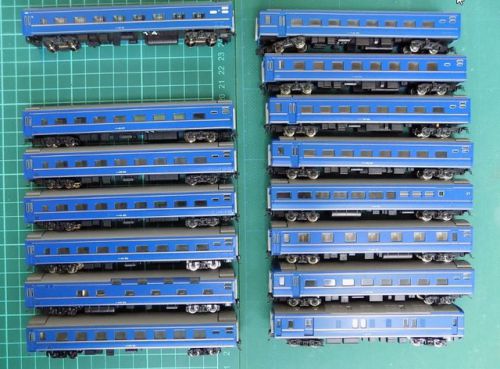 KATOとTOMIXの古い単品で組成した24系25形寝台特急「あさかぜ」1/4号(金帯)を弄る。