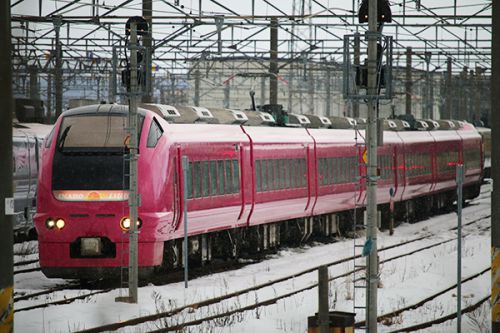 特急いなほハマナス色復活！昨日の秋田車両センター