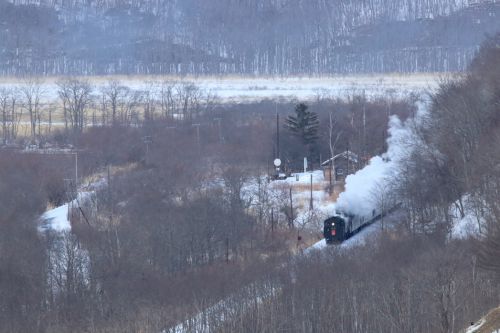 湿原の中の小さな駅を汽車が通過する - 2019年冬・釧網線 -