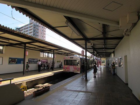 近代的で機能的な構造?の飯坂温泉駅。 【2016年08月 福島県福島市】