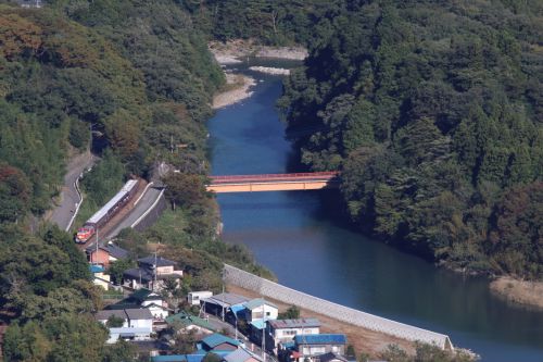 緑の渡良瀬渓谷に紅一点の機関車 - わたらせ渓谷鉄道・2018年秋 -