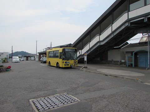 JR「磯部」駅から「安中榛名」駅へ向かう黄色い路線バス。 【2017年07月 群馬県安中市】