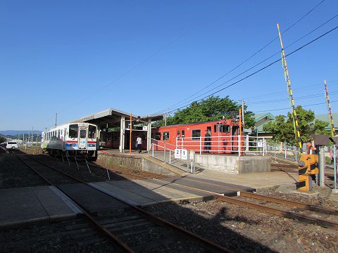 JR・若桜鉄道の「郡家」駅。駅舎からホームへは「構内踏切」を渡って移動。 【2018年05月 鳥取県八頭町】
