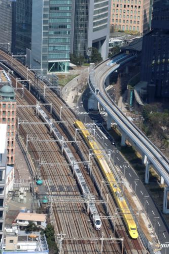 ビルの谷間を切り裂く黄色い電車と白い電車 - 2019年・ドクターイエロー -