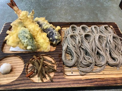 越後十日町 小嶋屋本店 駅から徒歩圏内 布海苔をつなぎに使ったへぎそば 歯ごたえ楽しむ