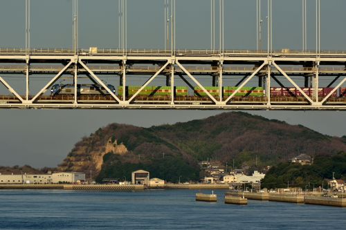 瀬戸大橋線を行く重量貨物列車を牽引するEF210他(坂出~児島)