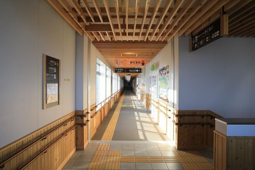 この向こうが新幹線・木古内駅