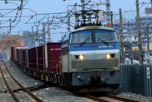 列車の合間を縫って!