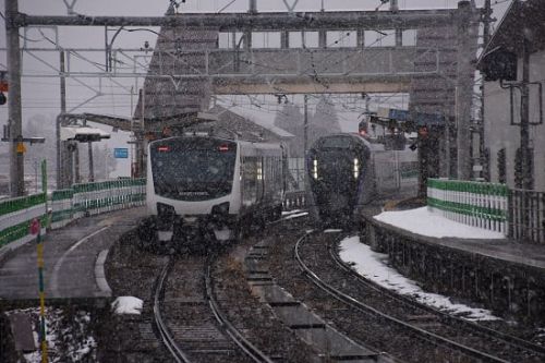 3月17日撮影 雪の中の大糸線 E353系より その4 信濃森上駅にて並び