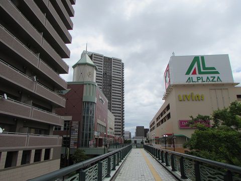 JR栗東駅前。遠くからこちらを見下ろすタワーマンション。 【2017年08月 滋賀県栗東市】