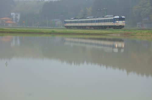 越後線の水田風景の中を行く新潟1次色塗装の115系電車(出雲崎~妙法寺)