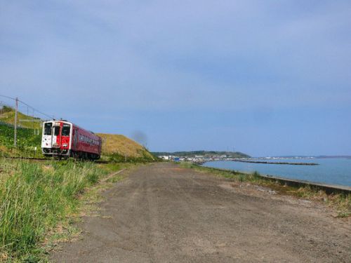 厚岸湾を行く地球探索鉄道花咲線
