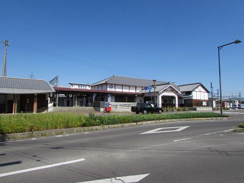 レトロなのに真新しい?善通寺駅。 【2016年05月 香川県善通寺市】