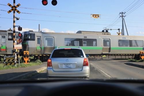 踏切待ちで733系電車