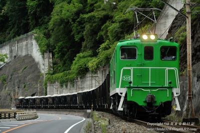 S字を行く石灰石列車