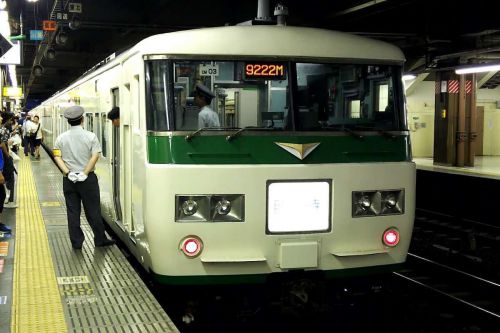 年々運転日数が減る夜行快速列車「ムーンライトながら」、JRにとっておいしくない列車? 185系引退時にどうなる?