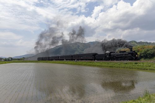軽やかに地福駅発車(山口線)