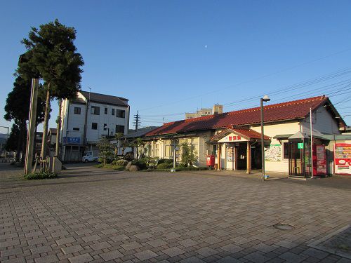 早朝、朝日を浴びるJR智頭駅。【2018年05月 鳥取県智頭町】