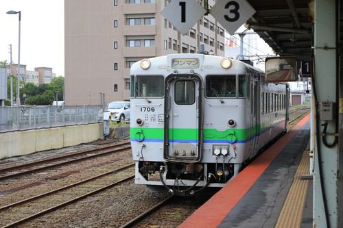 岩見沢行き普通列車が到着します(始発の苫小牧駅)