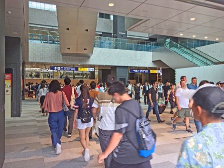 横浜駅前と桜木町駅前