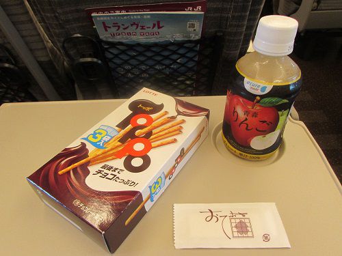 東北新幹線の車内で、おやつ。 【2019年07月 東北新幹線車内】