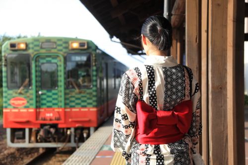 駅のホームの浴衣姿
