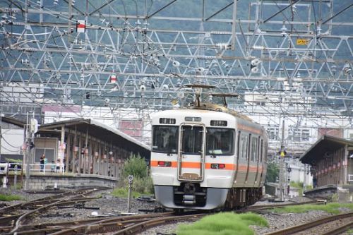 7月13日撮影 塩尻駅にて ここはJR東海の駅?